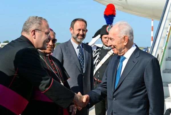 אחרי ביקור האפיפיור: הנשיא פרס בוותיקן