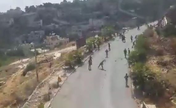 צפו: מחבלים מיידים אבנים ומטעני צינור על פילבוקס