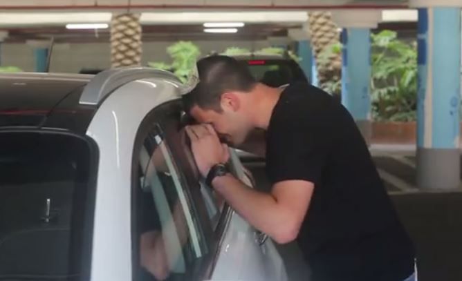 צפו: מה עושים כשהמפתחות נתקעים בתוך הרכב
