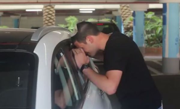 צפו: מה עושים כשהמפתחות נתקעים בתוך הרכב