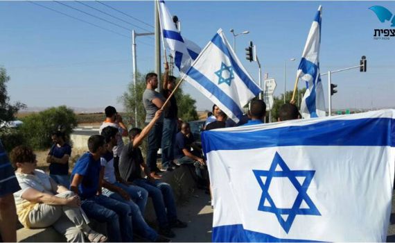 מפגינים מול התפרעויות הבדואים בדרום