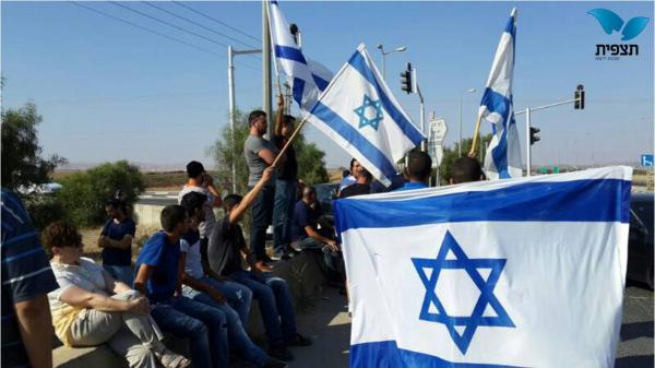 מפגינים מול התפרעויות הבדואים בדרום