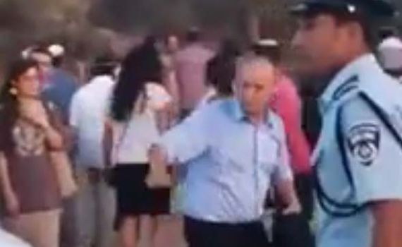 צפו: בנט מכוון תנועה בהלוויית הנערים