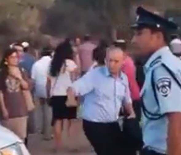 צפו: בנט מכוון תנועה בהלוויית הנערים