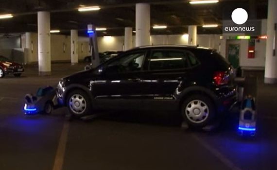 צפו: רובוט מחנה מכוניות בשדה התעופה