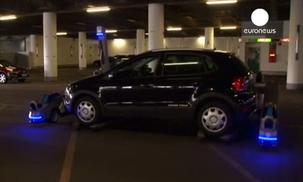 צפו: רובוט מחנה מכוניות בשדה התעופה