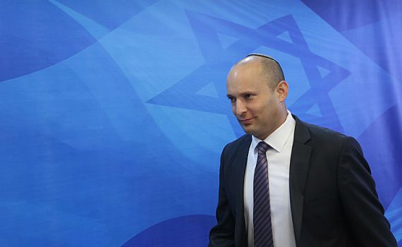 בנט הותקף וחטף אגרוף ב'ועידת השלום'