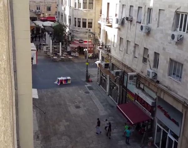 צפו: כך נראו רגעי האזעקה במדרחוב הירושלמי