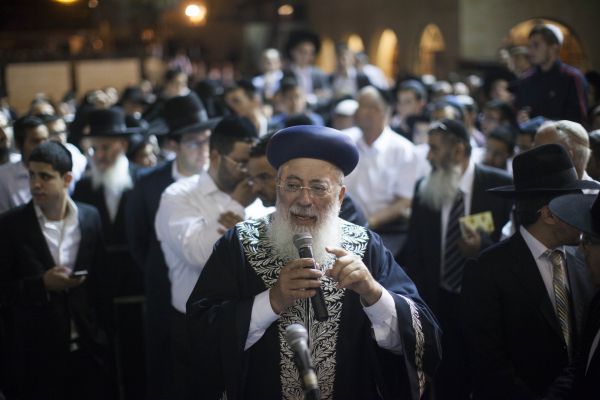אמש בכותל: תפילה המונית בראשות הרב שלמה עמאר