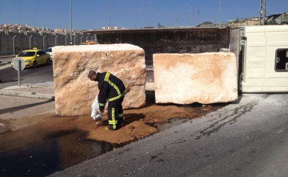 צפו: חילוץ המשאית ההפוכה בחיזמה