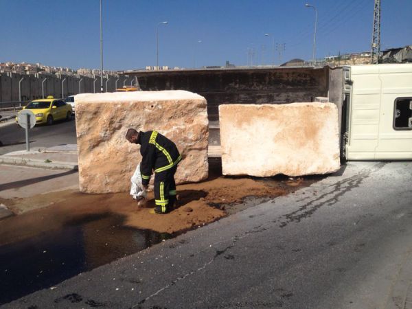 צפו: חילוץ המשאית ההפוכה בחיזמה
