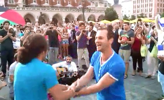 צפו: "עם ישראל חי" מול דגלי פלסטין