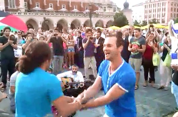 צפו: "עם ישראל חי" מול דגלי פלסטין