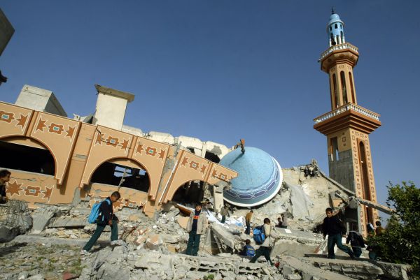 צפו: צה"ל משמיד מנהרות טרור מתחת למסגד