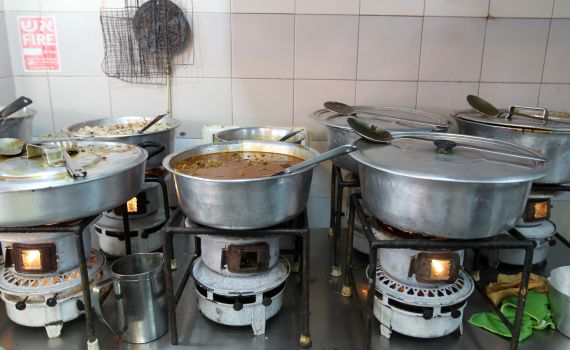 איך נקנה אוכל במקום שיורק על השכינה?!