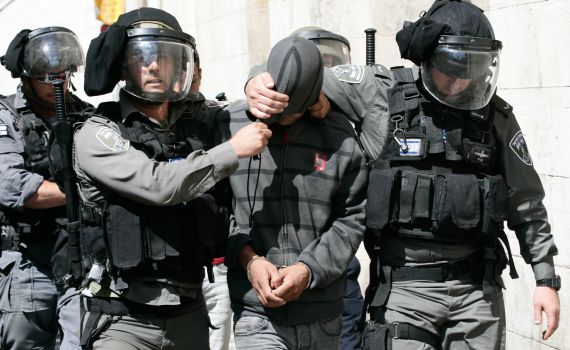 מחבלים ירו לבתי יהודים; המשטרה עצר דווקא את הקב"ט