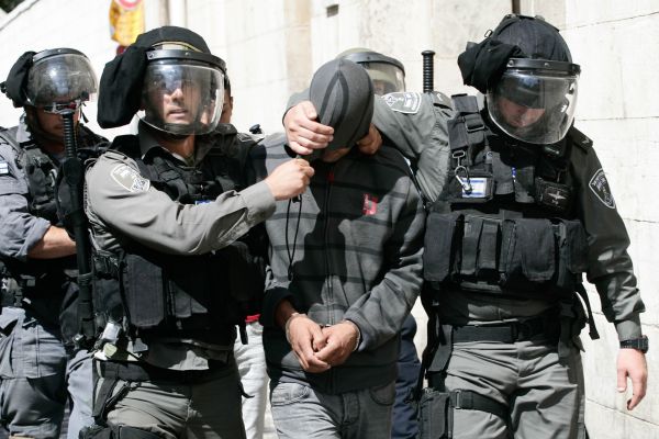 מחבלים ירו לבתי יהודים; המשטרה עצר דווקא את הקב"ט