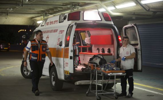 עכו: יהודי נדקר, מצבו קשה