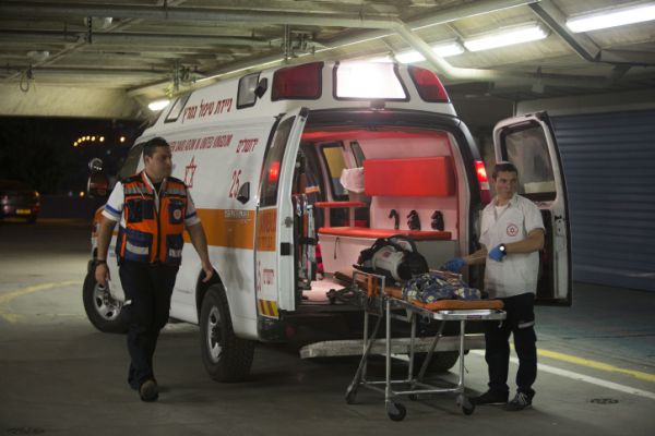 עכו: יהודי נדקר, מצבו קשה