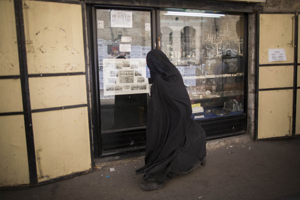 ירי בכותל: שוטר ירה לעבר חרדית מנשות השאלים