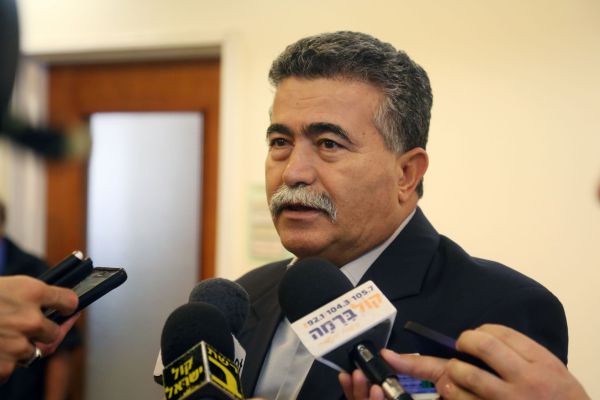 פרץ נגד בנט: יש שרים שנוהגים בחוסר אחריות