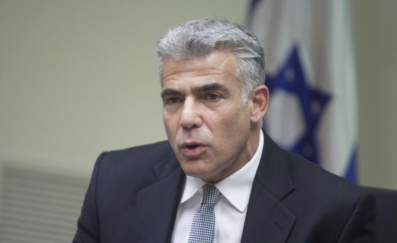 לפיד: "לא נושאים ונותנים עם חמאס"