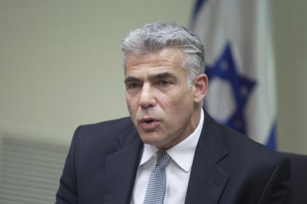 לפיד: "לא נושאים ונותנים עם חמאס"