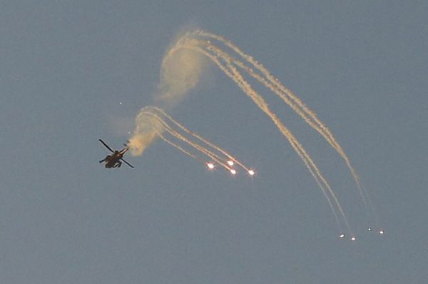 המקלטים, התקיפות והיירוטים: מלחמה בתמונות