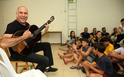 מסורת: דיוויד ברוזה מנגן ושר במקלטים בדרום