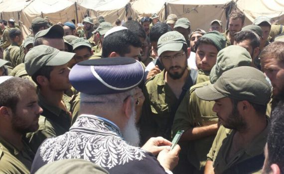 צפו: הרב עמאר בתפילה עם החיילים בעוטף עזה