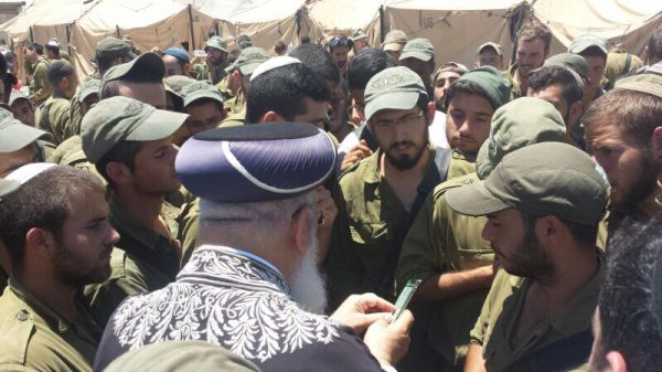 צפו: הרב עמאר בתפילה עם החיילים בעוטף עזה