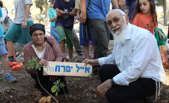הסבא והסבתא נטעו עץ לזכר אייל יפרח הי"ד