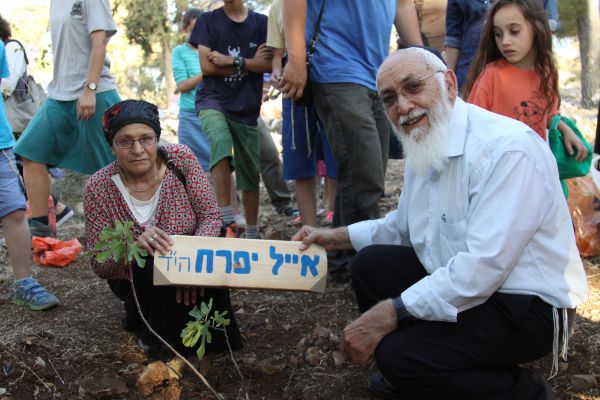 הסבא והסבתא נטעו עץ לזכר אייל יפרח הי"ד