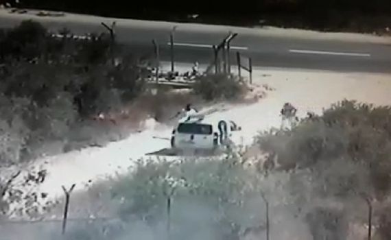 הסתיים בנס: ניסיון דקירה מול המצלמות