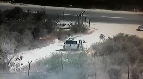 הסתיים בנס: ניסיון דקירה מול המצלמות