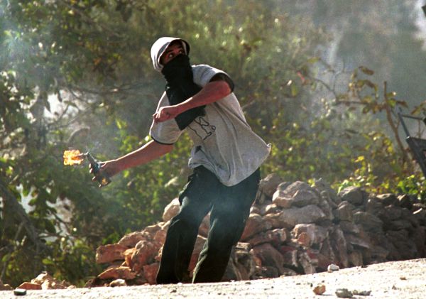 המשטרה עצרה חוליית מיידי בקבוקי תבערה ב-443