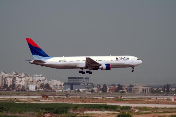 25 פצועים במערבולת אוויר חריגה: טיסת דלתא נחתה בחירום