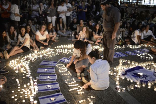 צפו: השירה והדמעות בכיכר רבין