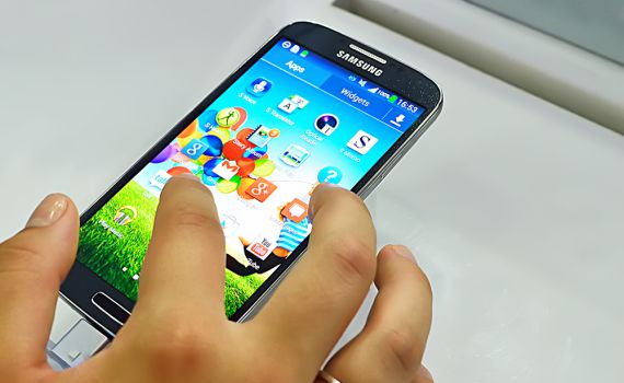 סמסונג: נחליף הסוללות בגלקסי S4