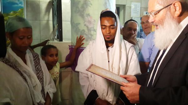 מרגש: גיור וחתונה תחת אש