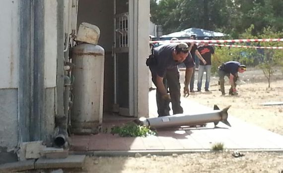 ראשון לציון: רקטת פאג'ר 5 נפלה בחצר בניין