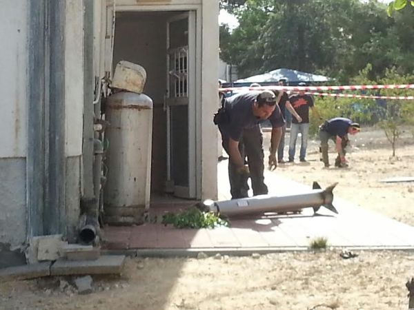 ראשון לציון: רקטת פאג'ר 5 נפלה בחצר בניין