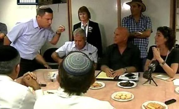 דוידי לזנדברג: איך את משווה אותנו לטרוריסטים?