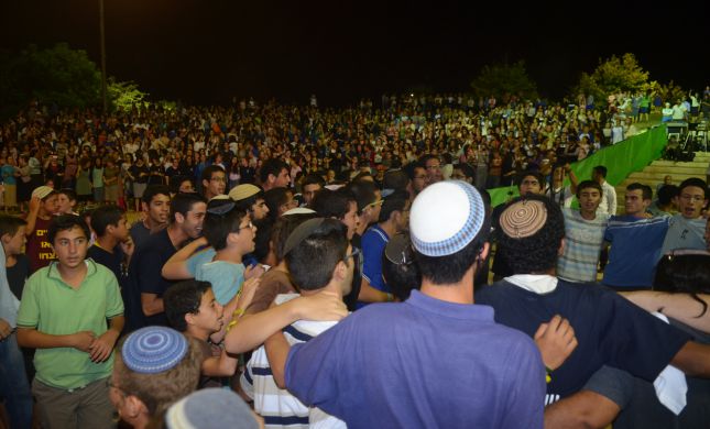  אתמול באלעד: אלפים בעצרת 'נוער חזק לעם חזק'