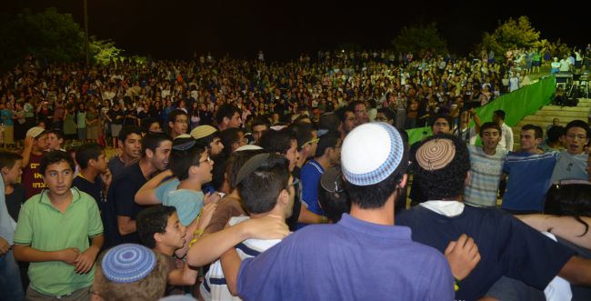 אתמול באלעד: אלפים בעצרת 'נוער חזק לעם חזק'