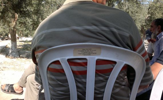 חוצפה: המקללים בהר הבית יושבים על כיסאות גנובים מהכותל