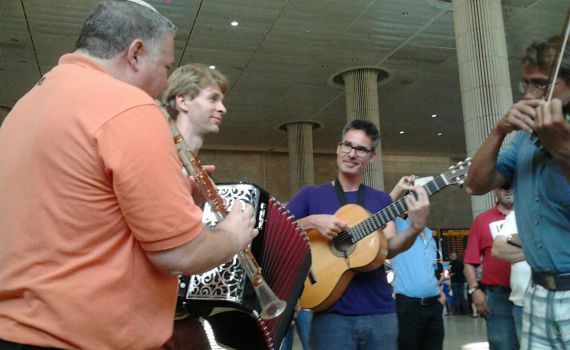 למרות המצב: הכליזמרים הגיעו לארץ והתחילו לנגן