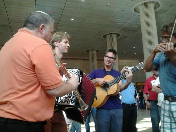 למרות המצב: הכליזמרים הגיעו לארץ והתחילו לנגן