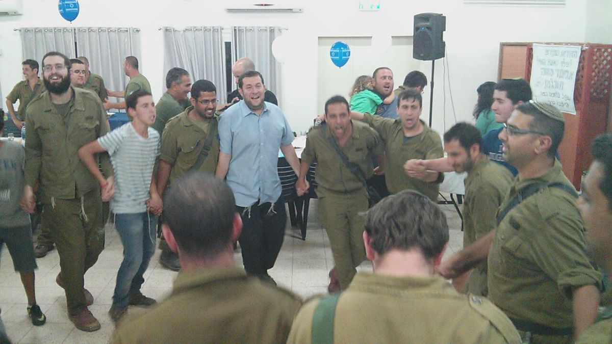 חיילים ומתנחלים רוקדים ברייקדאנס בשומרון
