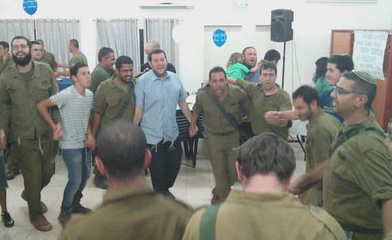 חיילים ומתנחלים רוקדים ברייקדאנס בשומרון